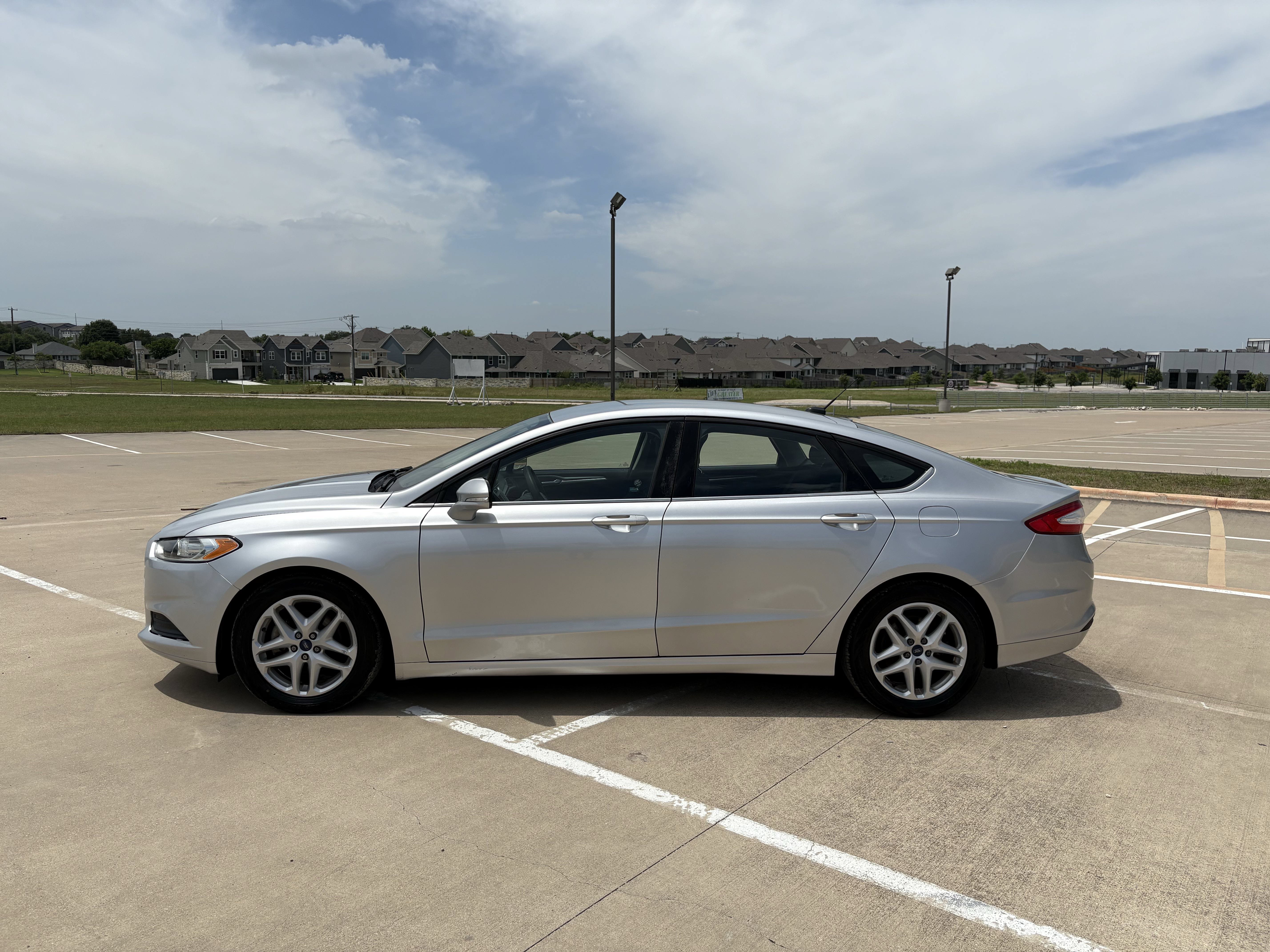 Used 2015 Ford Fusion SE FWD image 2