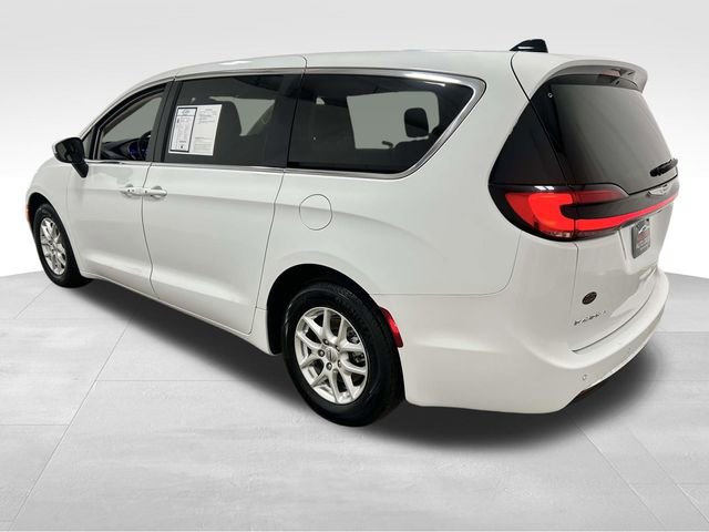 Used 2023 Chrysler Pacifica Touring-L FWD image 4
