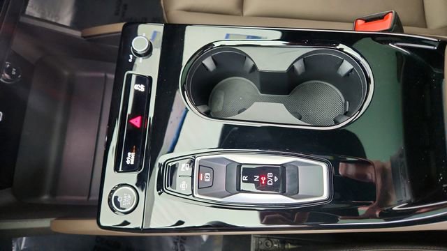 Used 2025 Audi A6 e-tron Premium w/ Convenience Package image 47