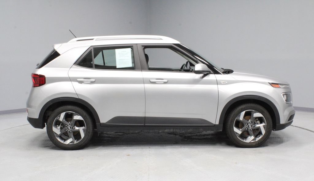 Used 2023 Hyundai Venue SEL FWD image 11