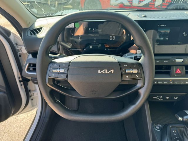 New 2025 Kia K4 LX image 26