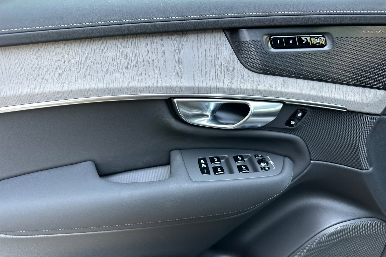 New 2026 Volvo XC90 B6 Ultra w/ Protection Package image 10