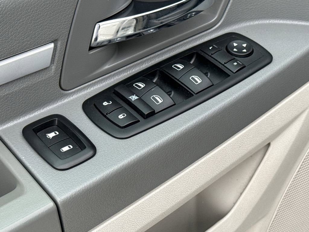 Used 2008 Dodge Grand Caravan SXT w/ Family Value Group FWD image 19