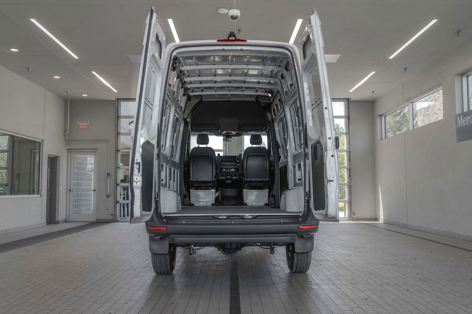Used 2025 Mercedes-Benz Sprinter 2500 image 16