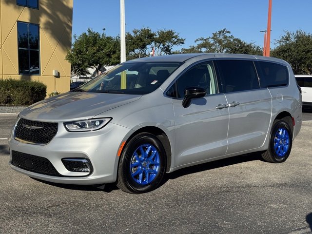 Used 2024 Chrysler Pacifica Touring-L image 2