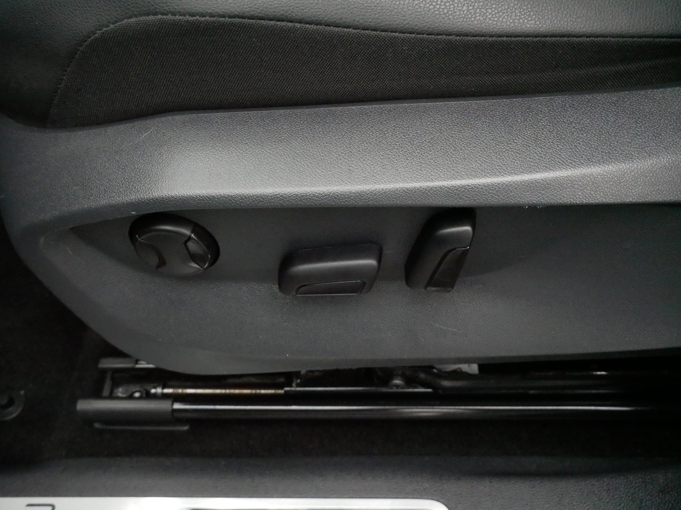 Certified 2023 Volkswagen Tiguan SE R-Line image 20