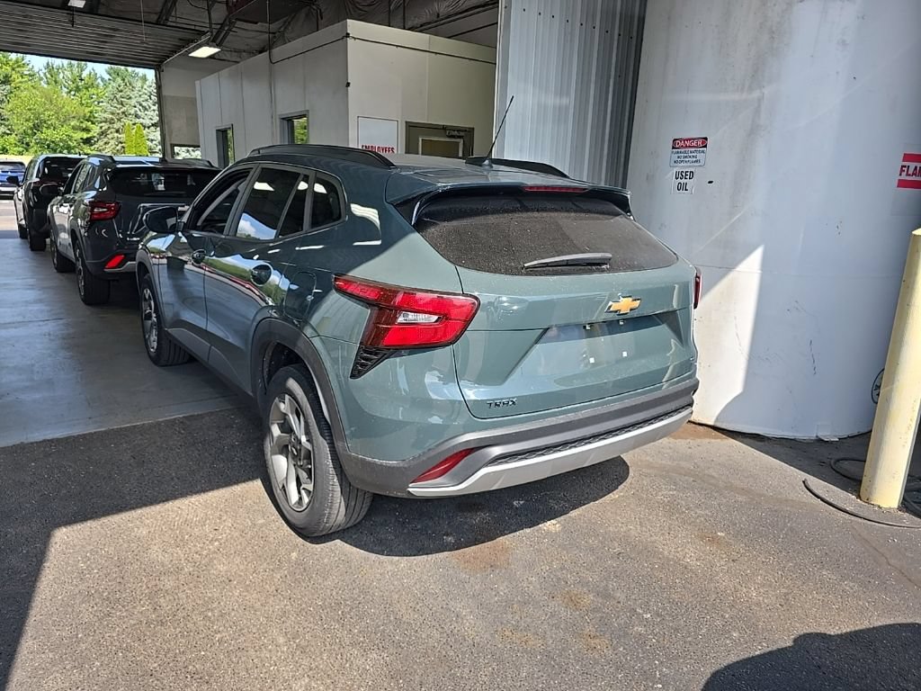 Used 2025 Chevrolet Trax LT FWD image 3