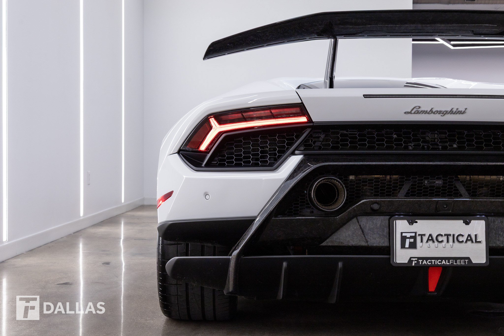 Used 2018 Lamborghini Huracan Performante AWD/4WD image 13