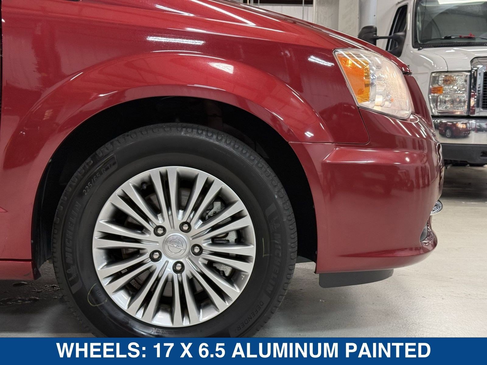 Used 2014 Chrysler Town & Country Touring-L image 10