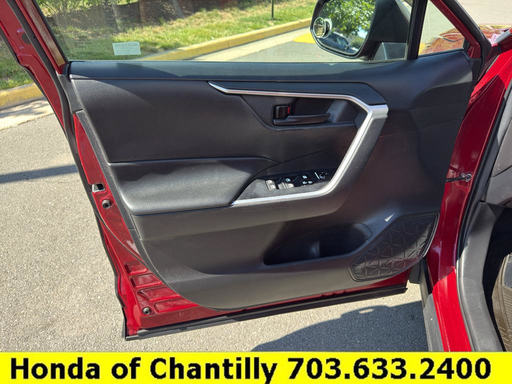 Used 2021 Toyota RAV4 LE AWD/4WD image 21