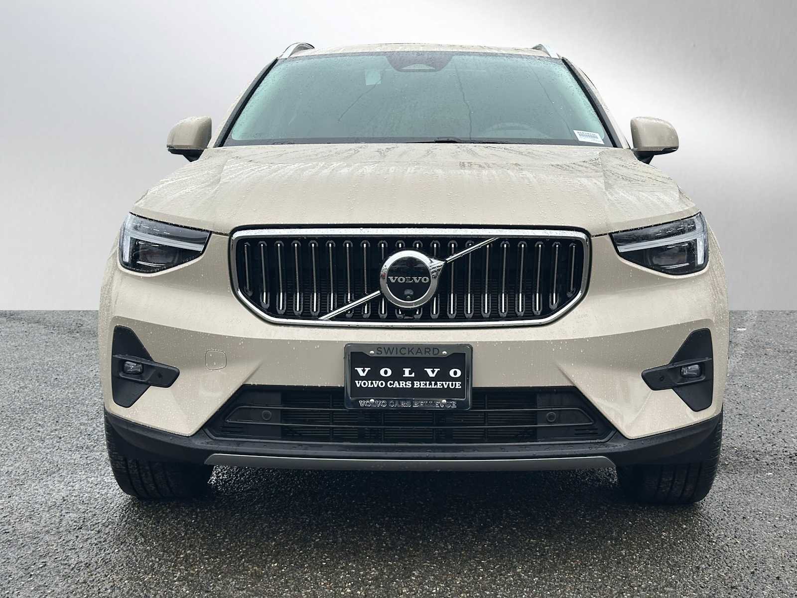 Used 2025 Volvo XC40 B5 Ultra w/ Climate Package image 8