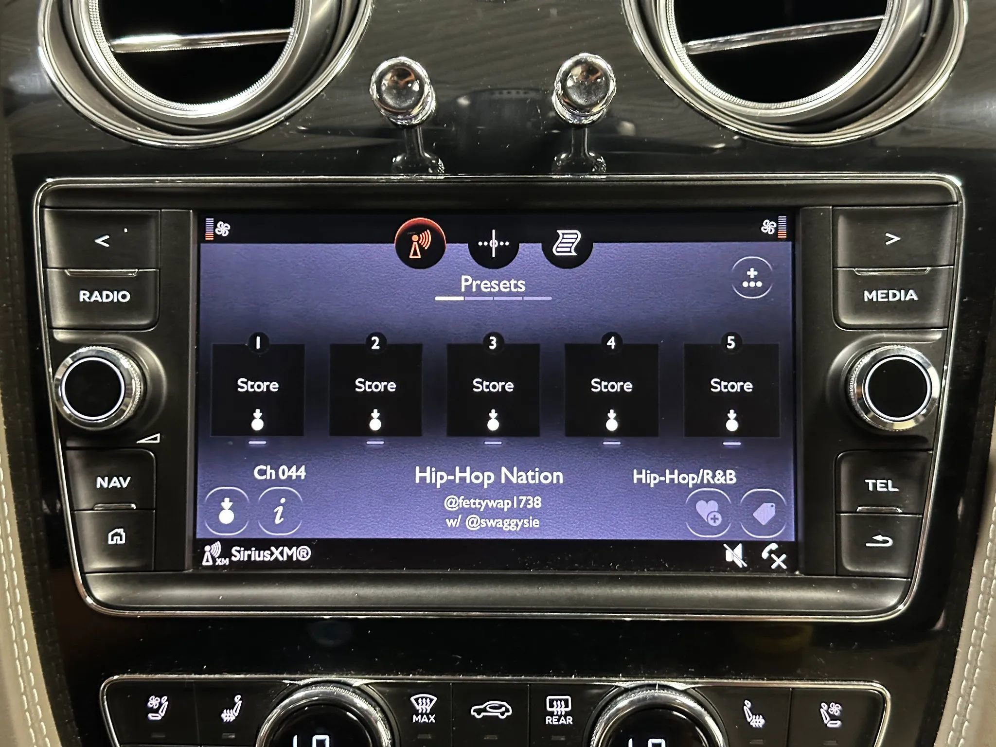 Used 2018 Bentley Bentayga AWD/4WD image 36