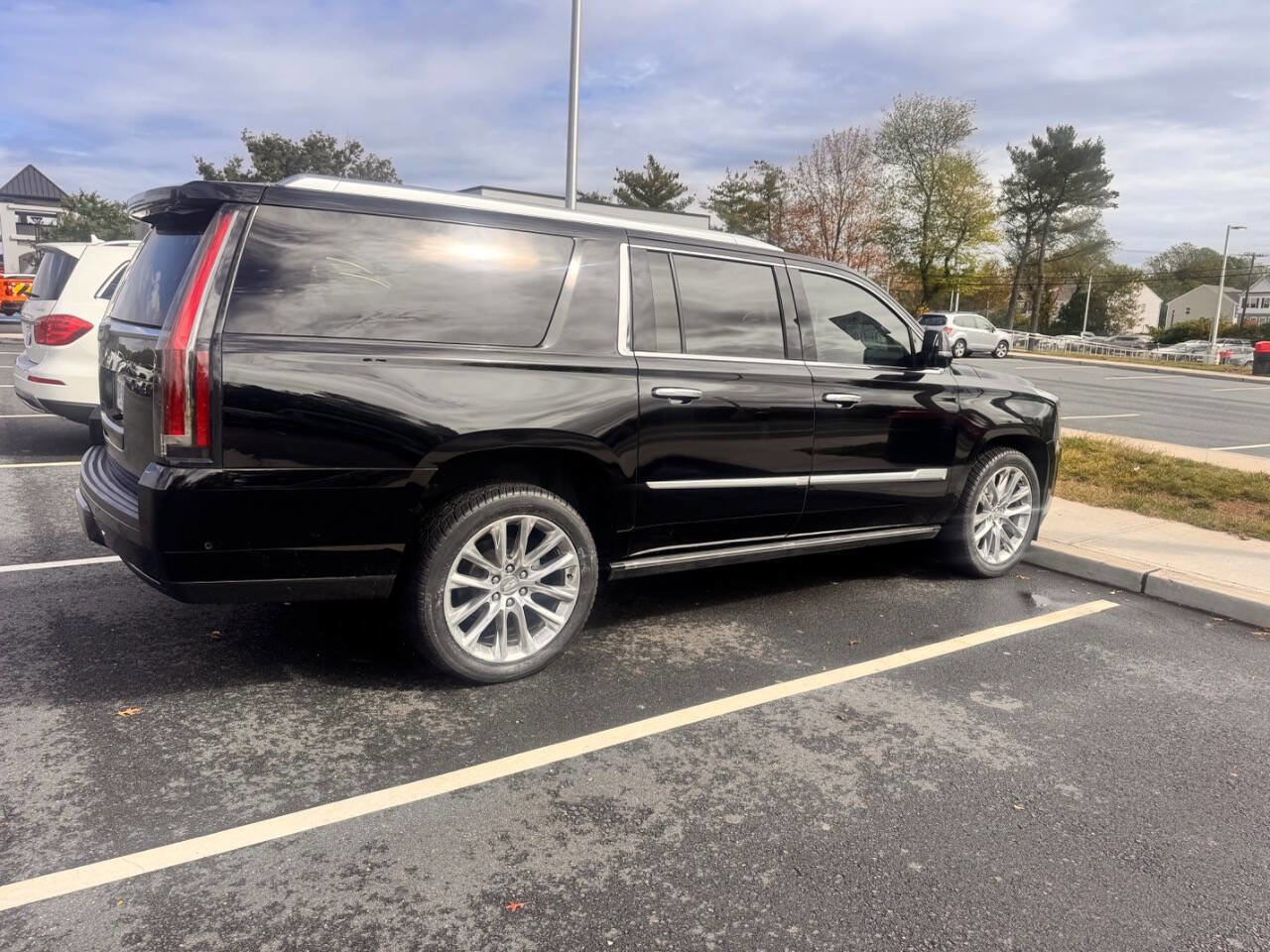 Used 2019 Cadillac Escalade ESV Premium Luxury image 5