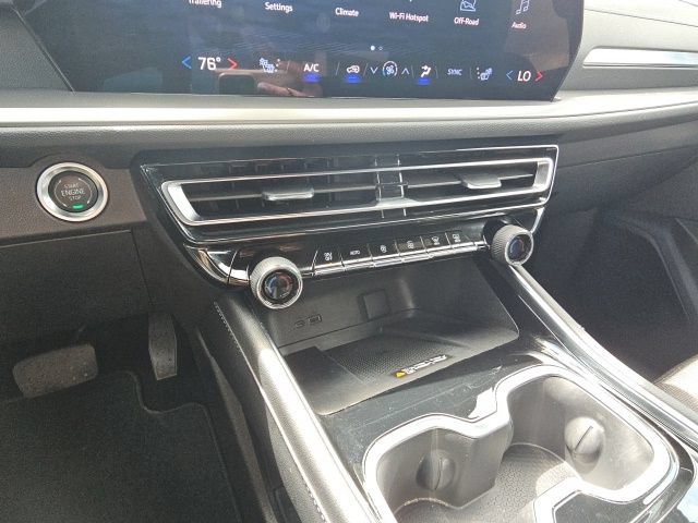 Used 2025 Chevrolet Traverse LT FWD image 22