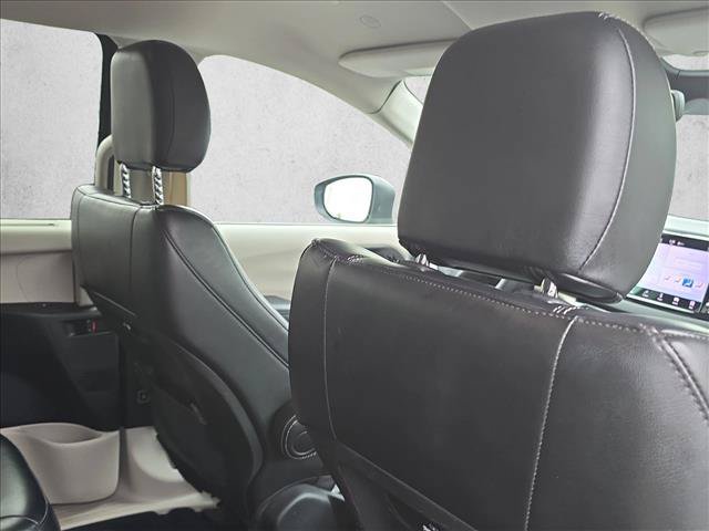 Used 2023 Chrysler Pacifica Touring-L FWD image 21