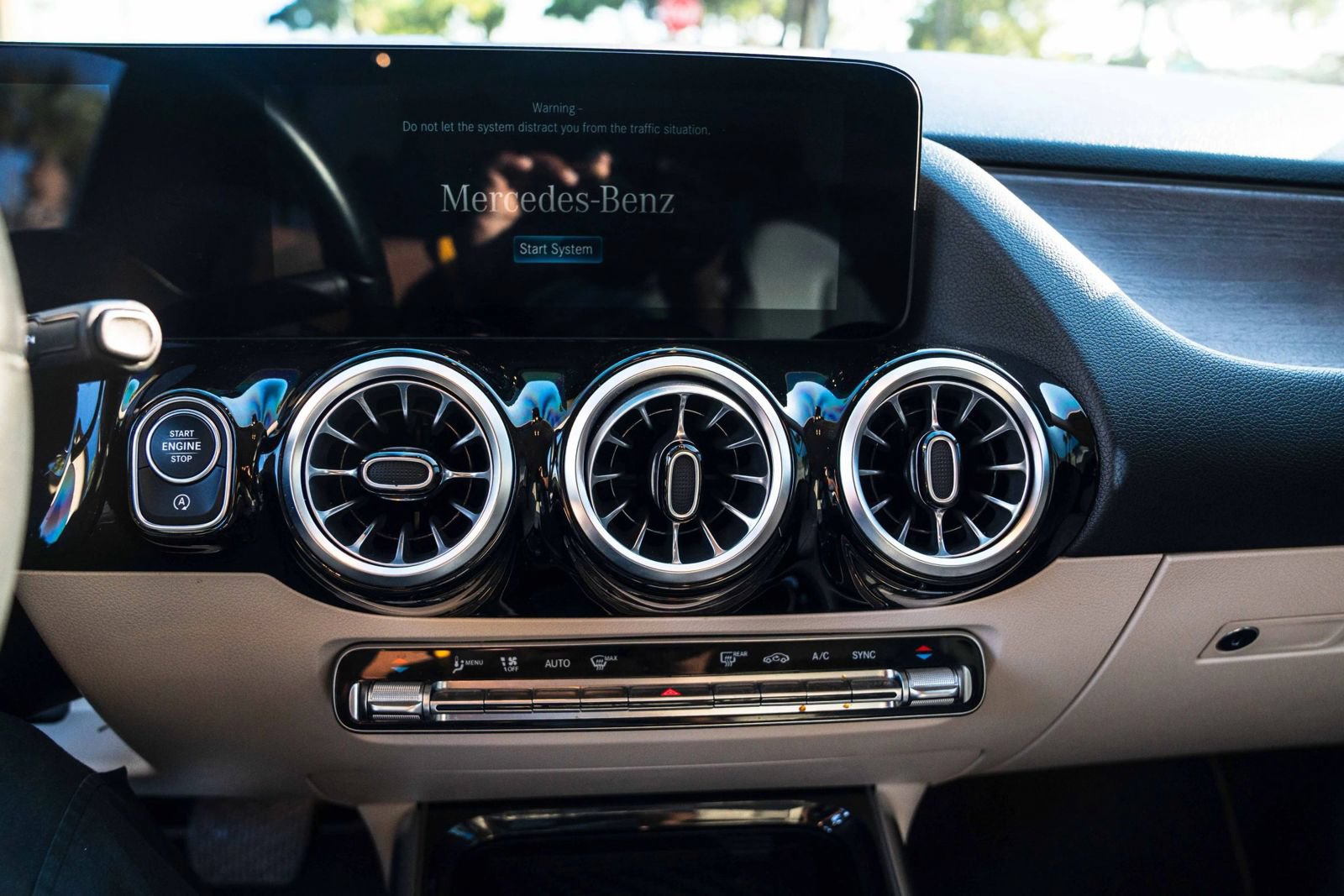 Used 2022 Mercedes-Benz GLA 250 4MATIC w/ Premium Package image 40