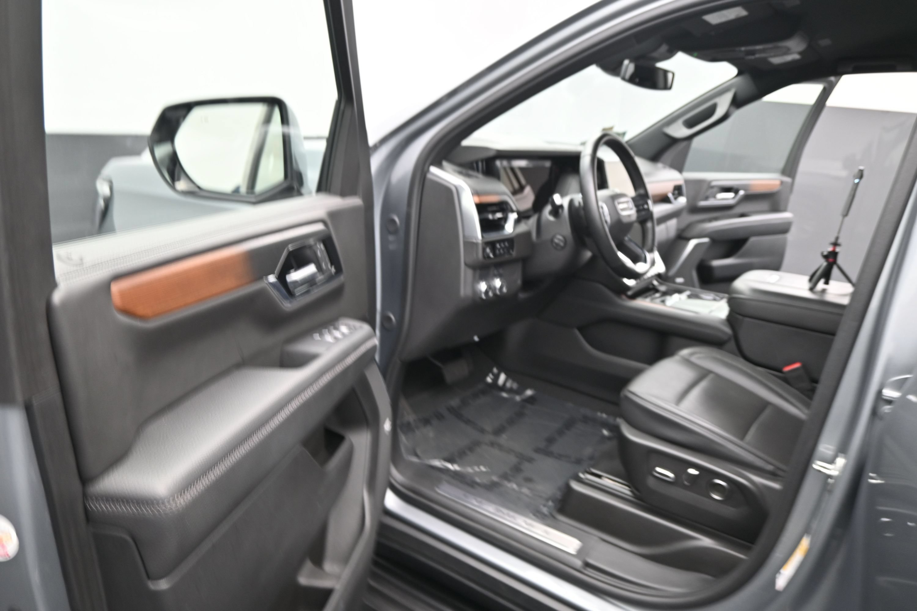 Used 2025 GMC Yukon Denali RWD image 18