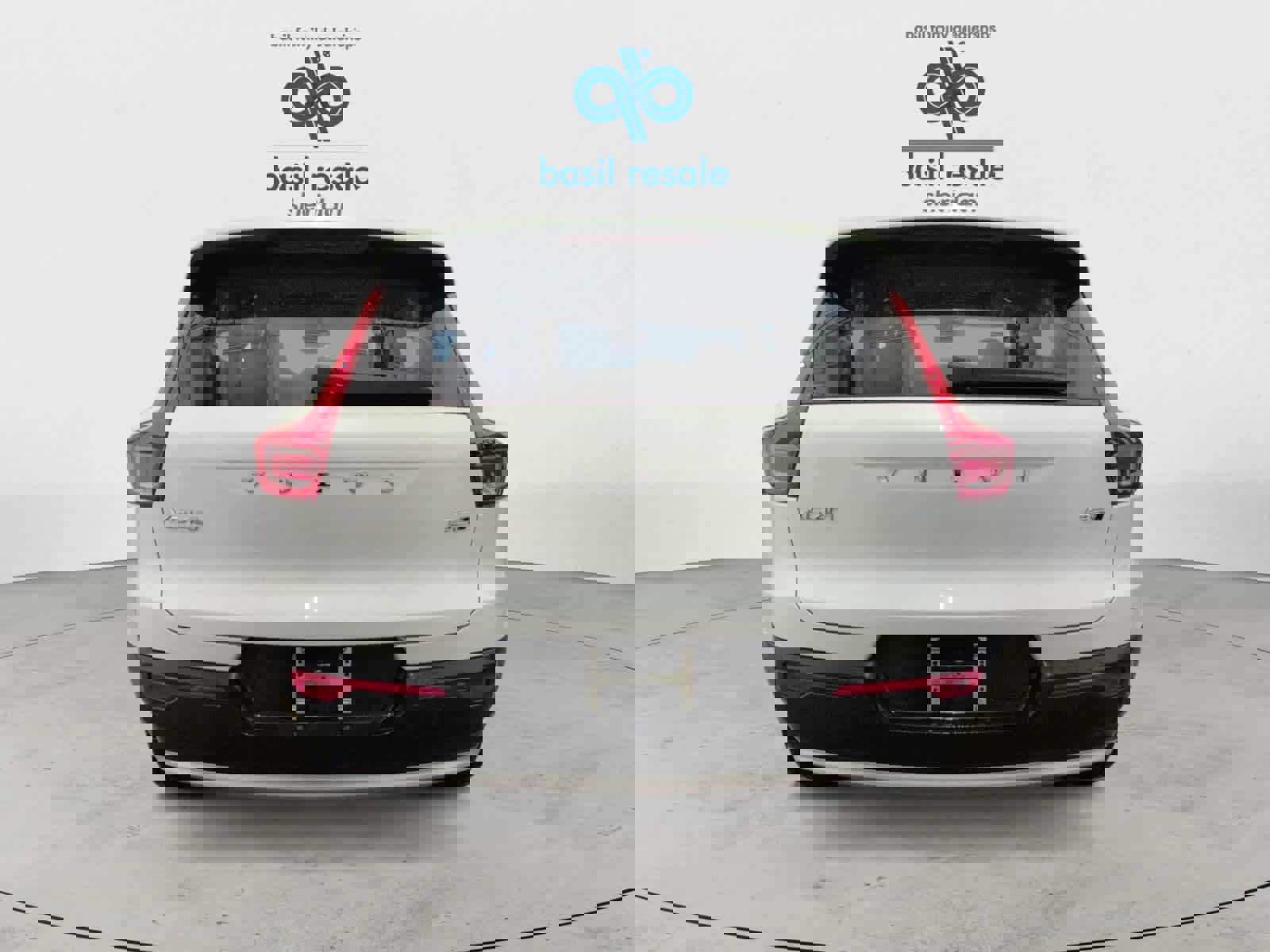 Used 2025 Volvo XC40 B5 Plus image 5