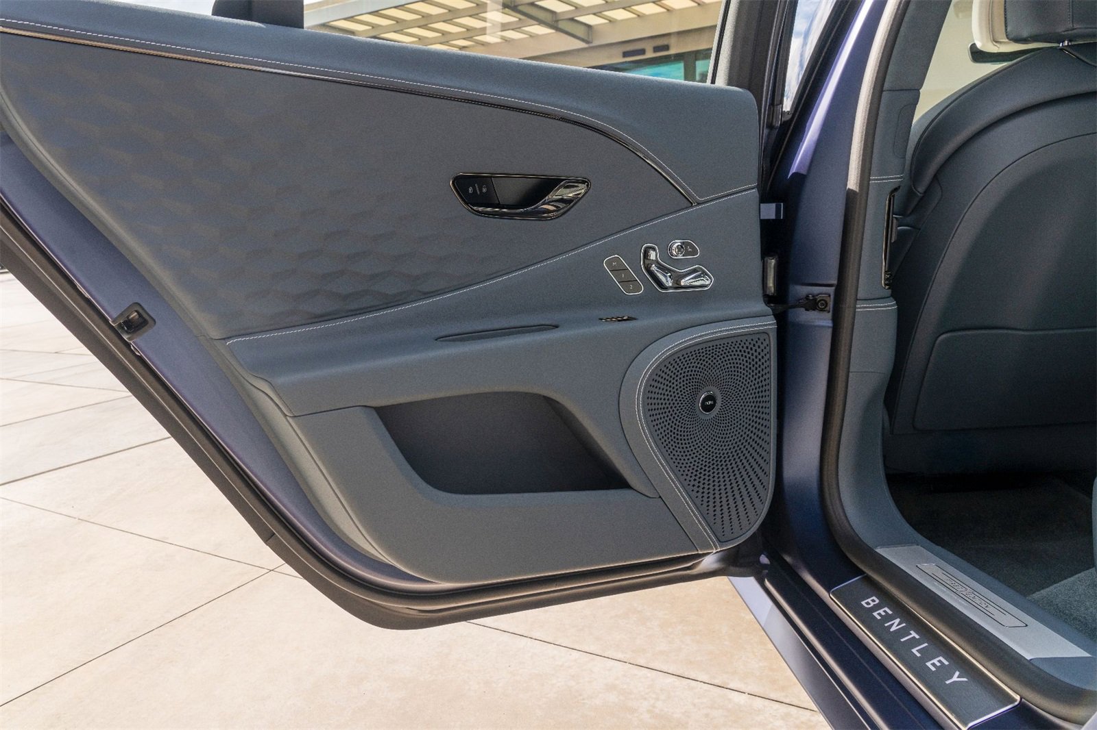 Used 2025 Bentley Flying Spur Plug-In Hybrid image 15