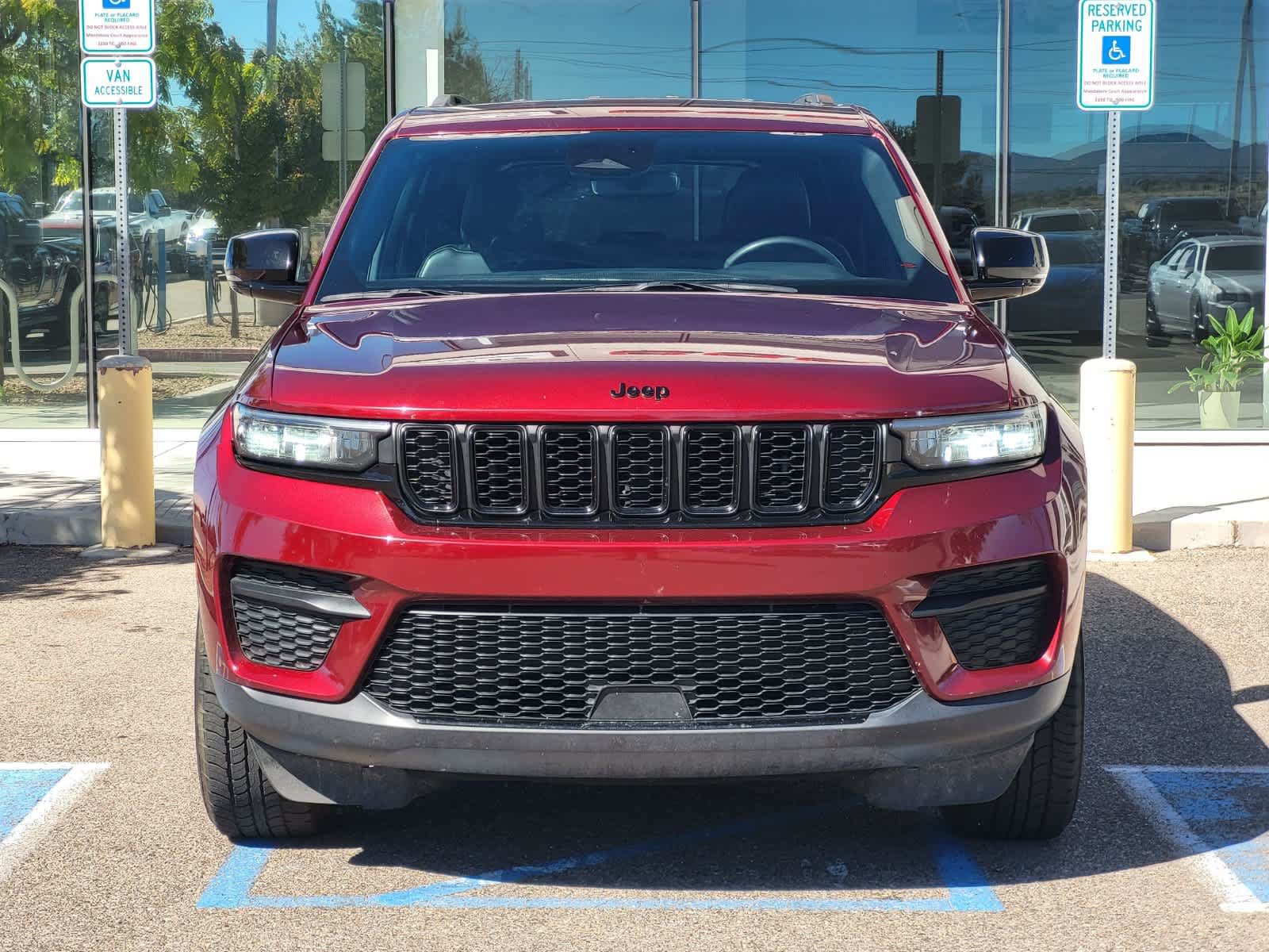 Used 2024 Jeep Grand Cherokee Altitude AWD/4WD image 2
