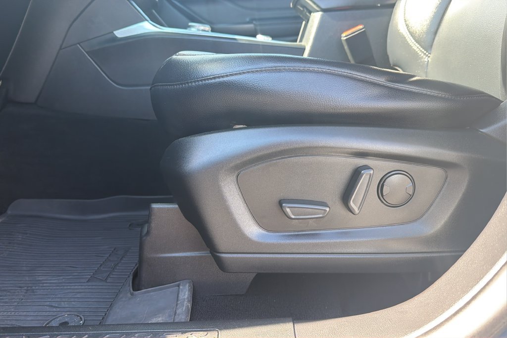 Used 2020 Ford Explorer XLT w/ Equipment Group 202A AWD/4WD image 19