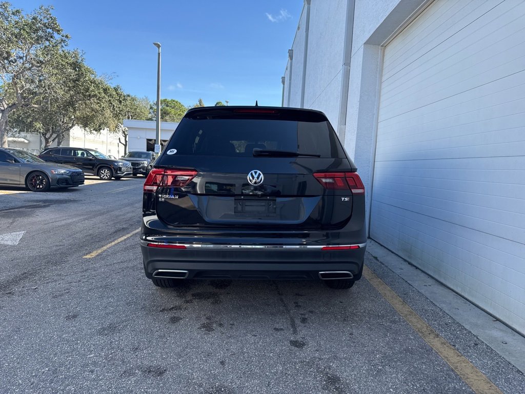 Used 2018 Volkswagen Tiguan SE w/ Panoramic Sunroof Package image 3