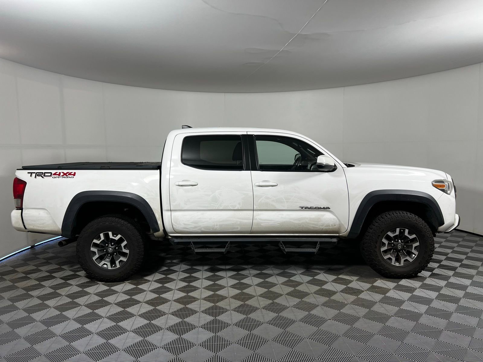 Used 2017 Toyota Tacoma TRD Off-Road image 4