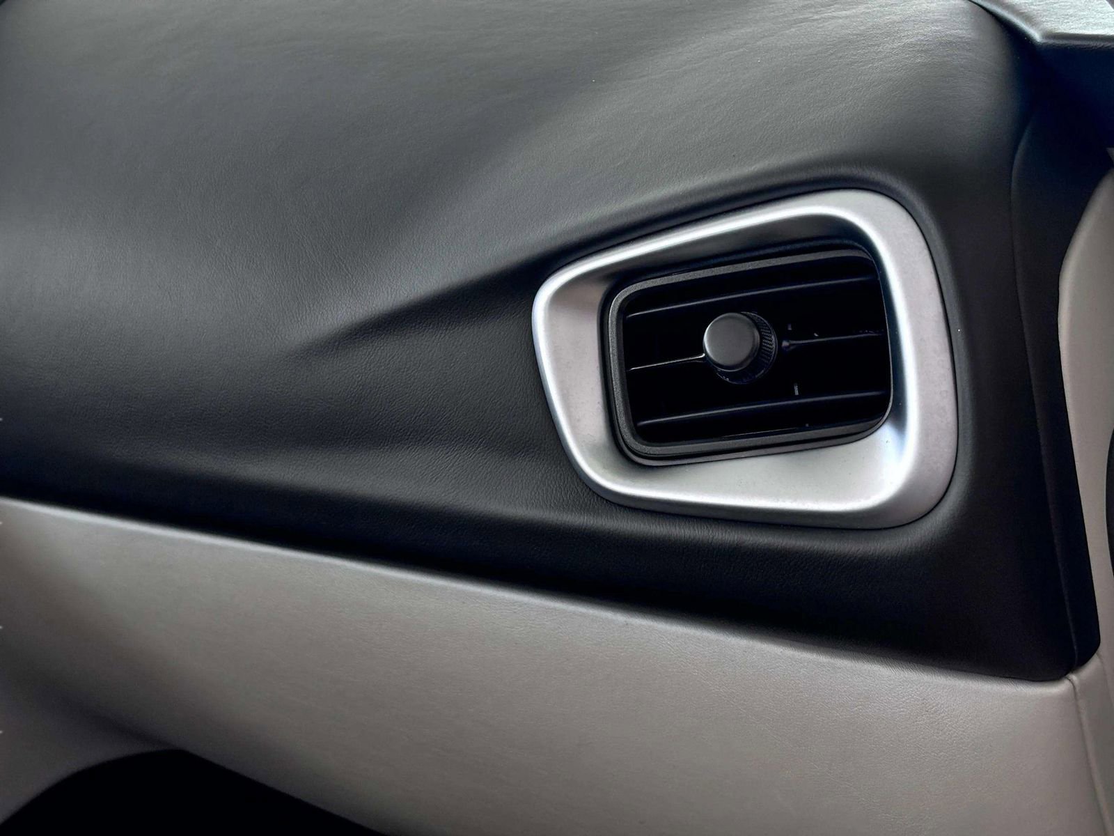 Used 2021 Aston Martin DB11 Volante image 39