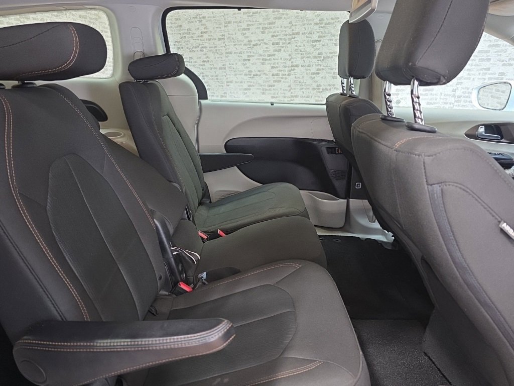 Used 2019 Chrysler Pacifica Touring Plus w/ Tire & Wheel Group image 12