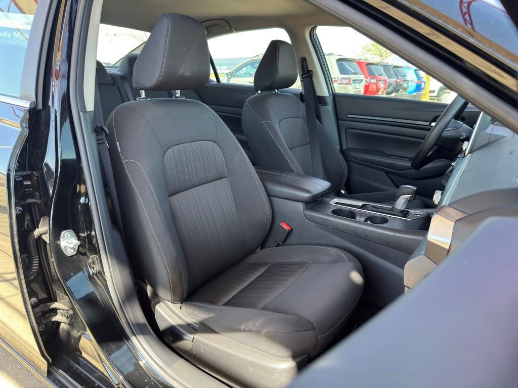 Used 2025 Nissan Altima 2.5 SV FWD image 24