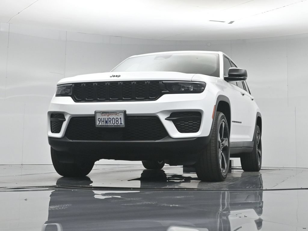 Used 2023 Jeep Grand Cherokee Laredo AWD/4WD image 49