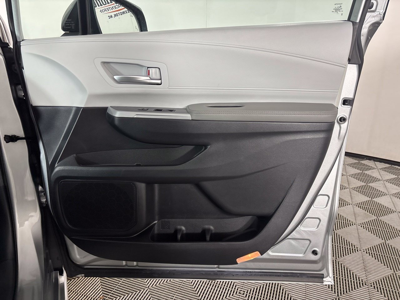 Used 2025 Toyota Sienna XLE FWD image 27
