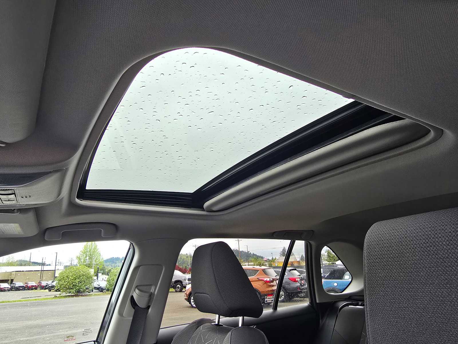 Used 2021 Toyota RAV4 XLE w/ Convenience Package image 24