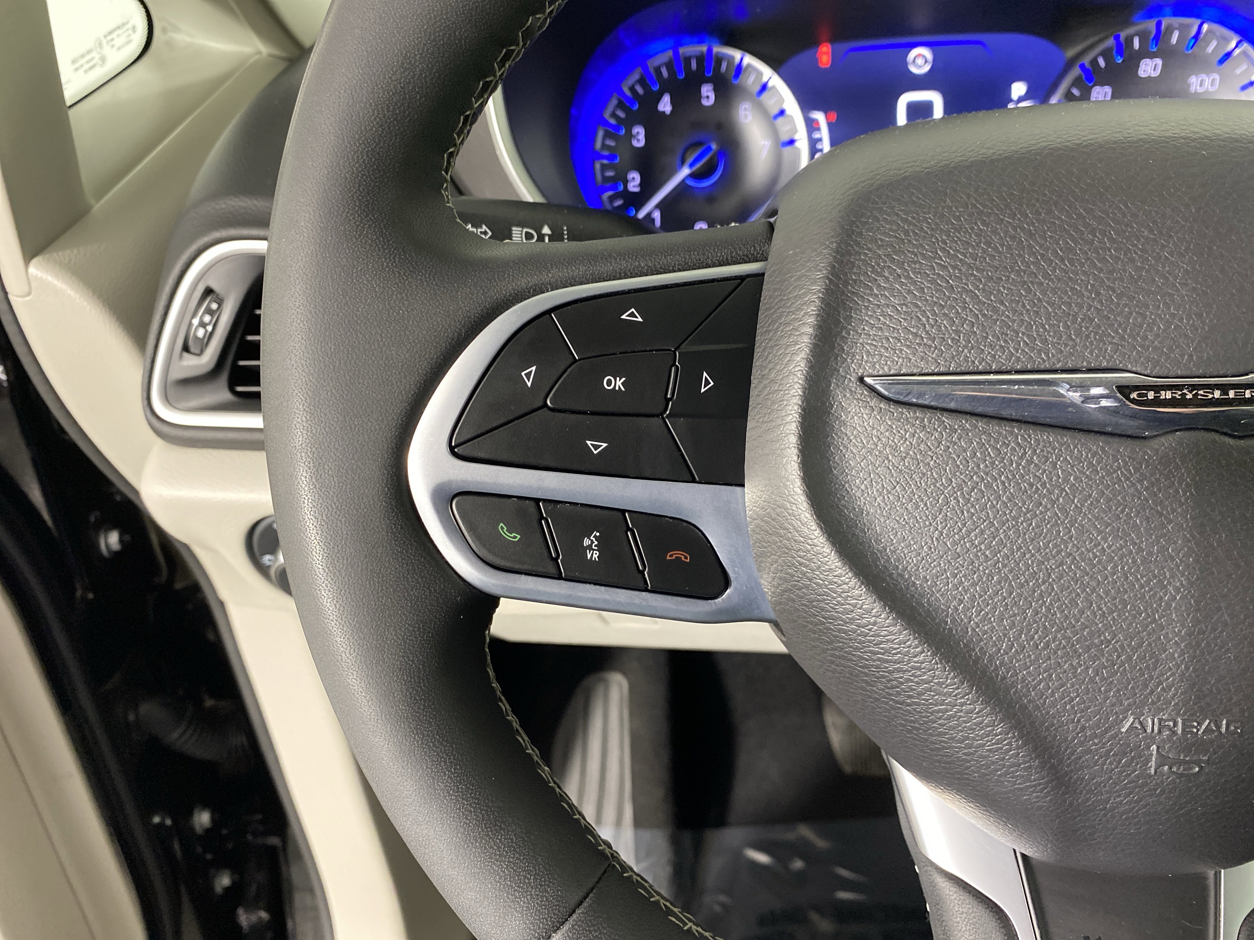 Used 2024 Chrysler Pacifica Touring-L image 22