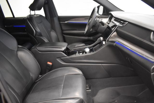 Used 2022 Jeep Grand Cherokee Overland w/ Luxury Tech Group IV AWD/4WD image 19
