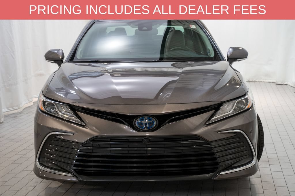 Used 2022 Toyota Camry XLE w/ Navigation Upgrade Package FWD image 2