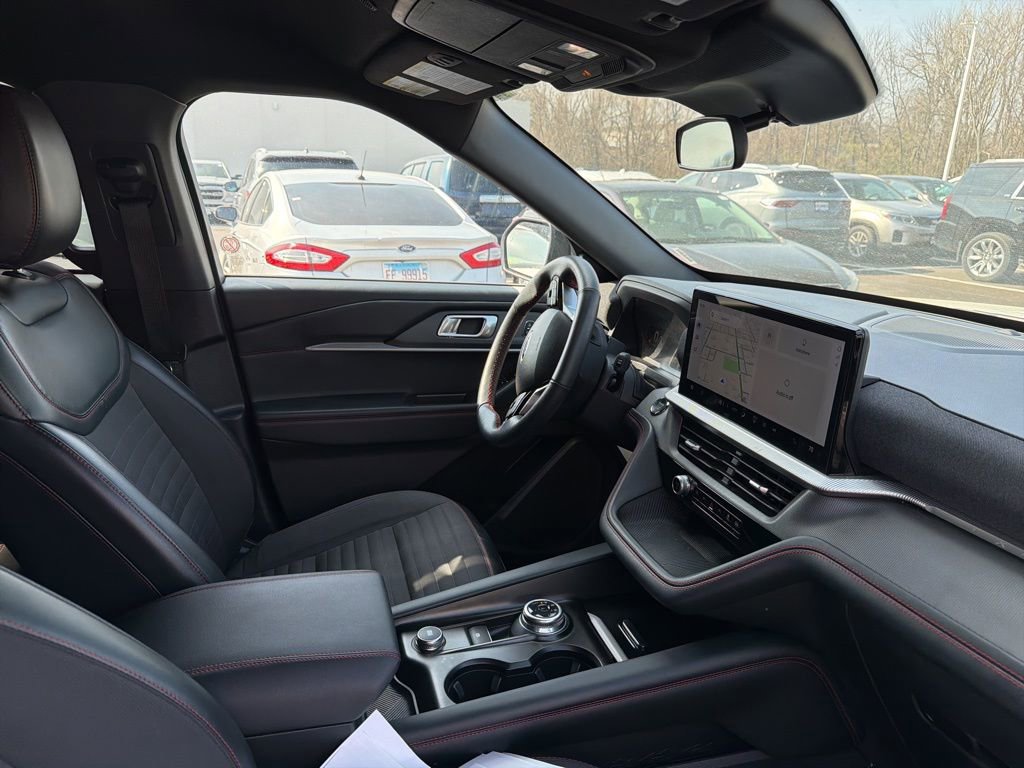 Used 2025 Ford Explorer ST-Line w/ ST-Line Street Pack image 14