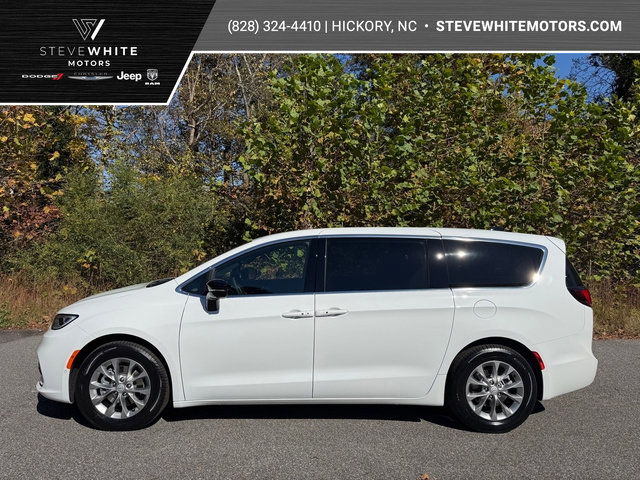 New 2026 Chrysler Pacifica Limited image 1