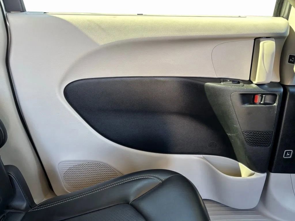 Used 2023 Chrysler Pacifica Touring-L image 17