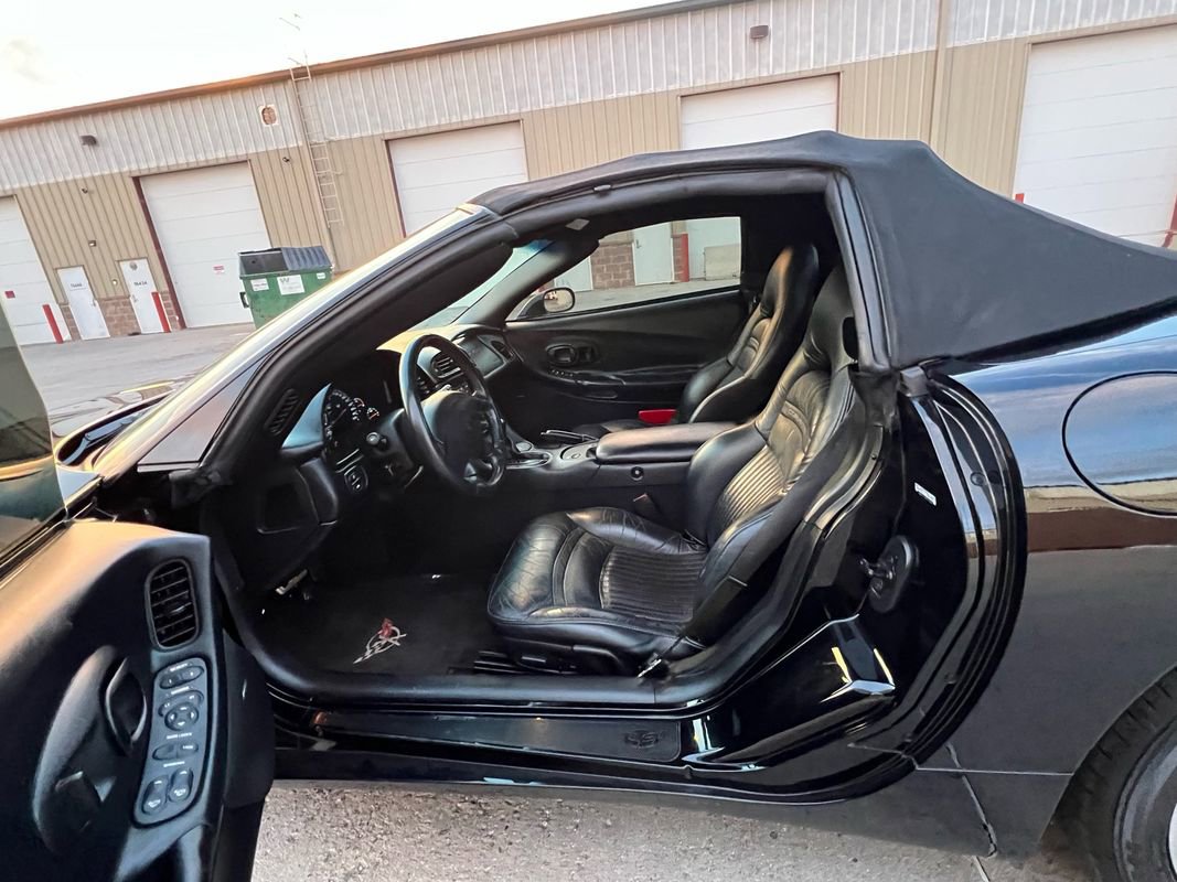 Used 2004 Chevrolet Corvette Convertible w/ Preferred Equipment Group image 16