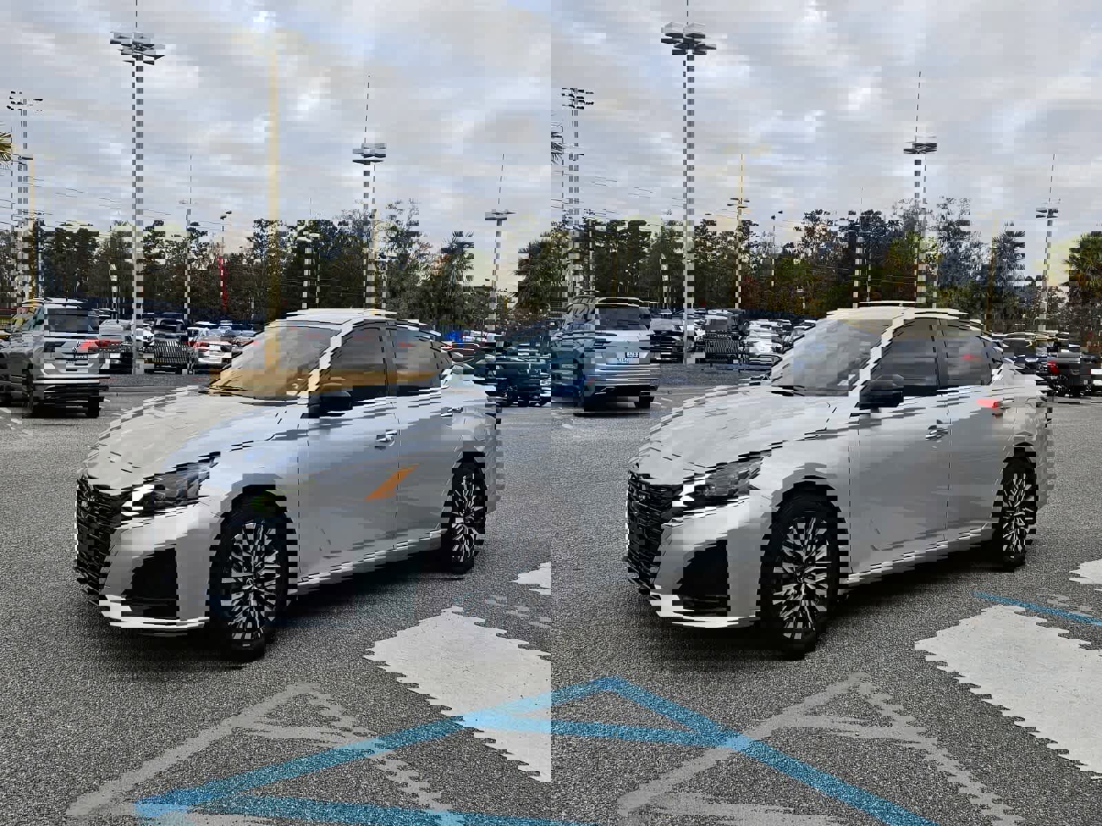 Used 2024 Nissan Altima 2.5 SV image 2