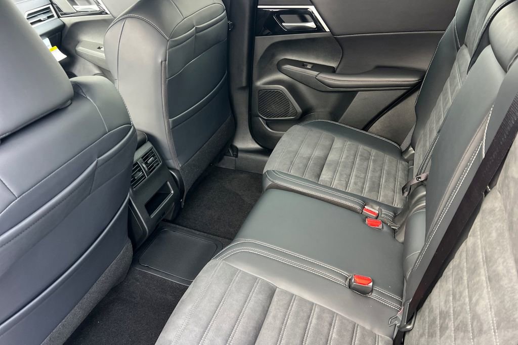 New 2025 Mitsubishi Outlander SE image 13
