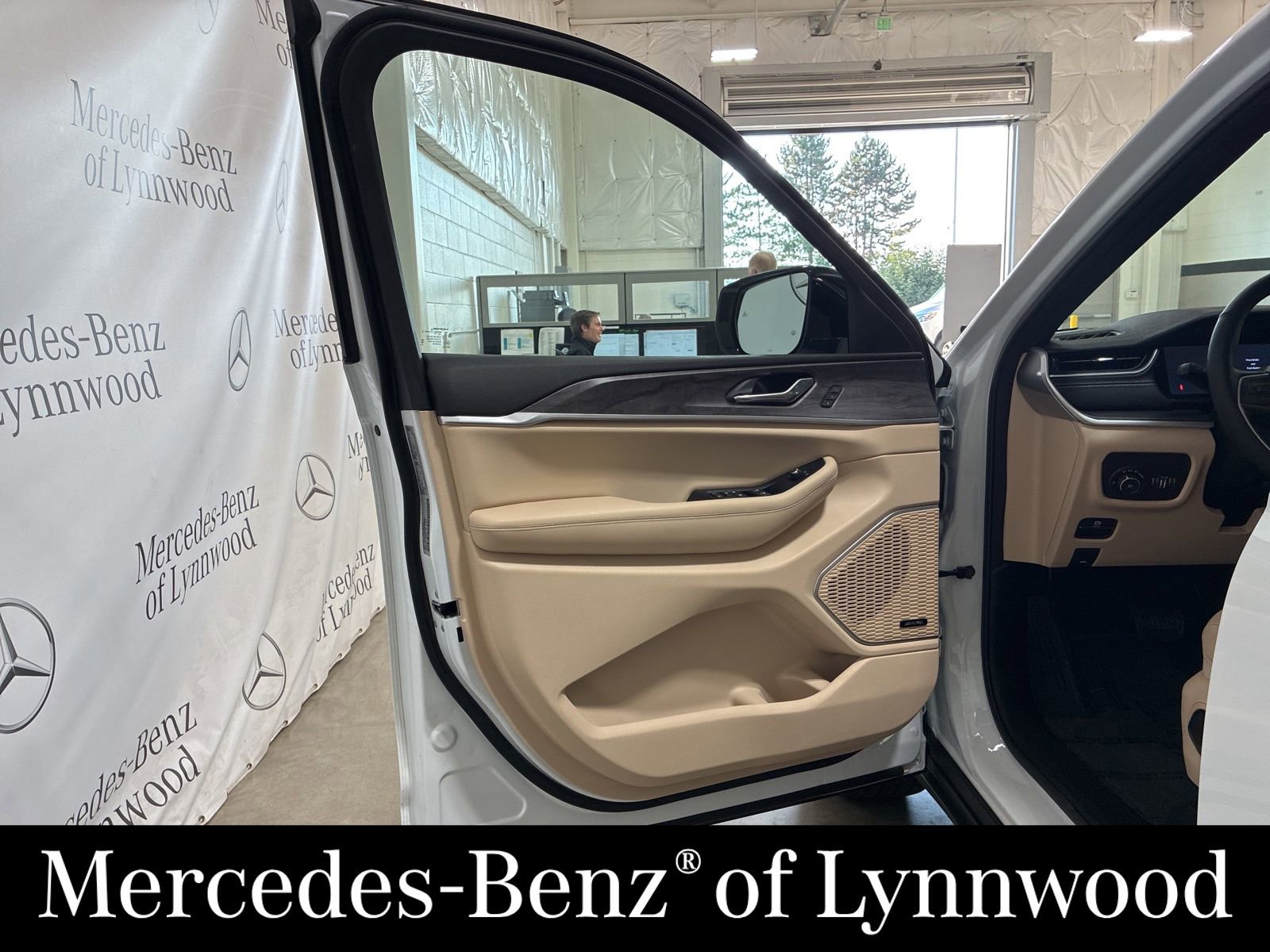 Used 2025 Jeep Grand Cherokee L Limited image 10