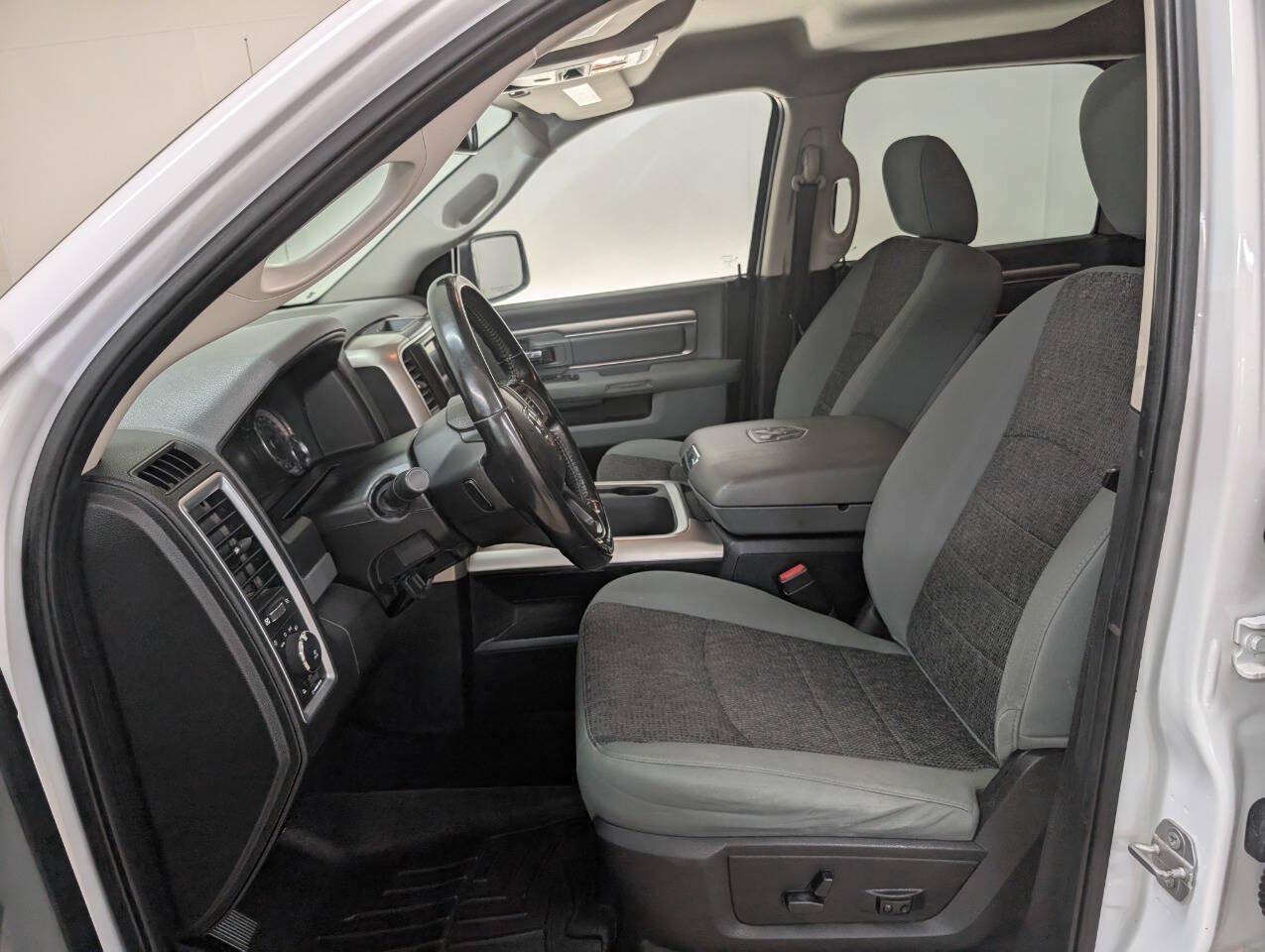 Used 2019 RAM 1500 Classic SLT w/ SLT Plus D←cor Group AWD/4WD image 7