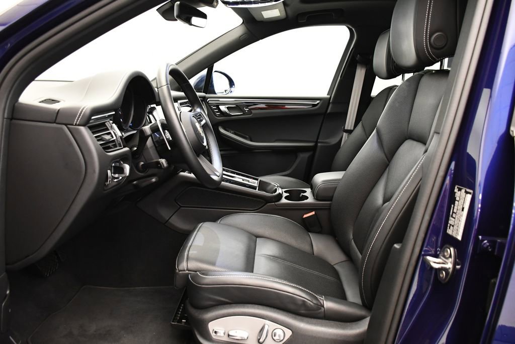 Certified 2025 Porsche Macan image 5