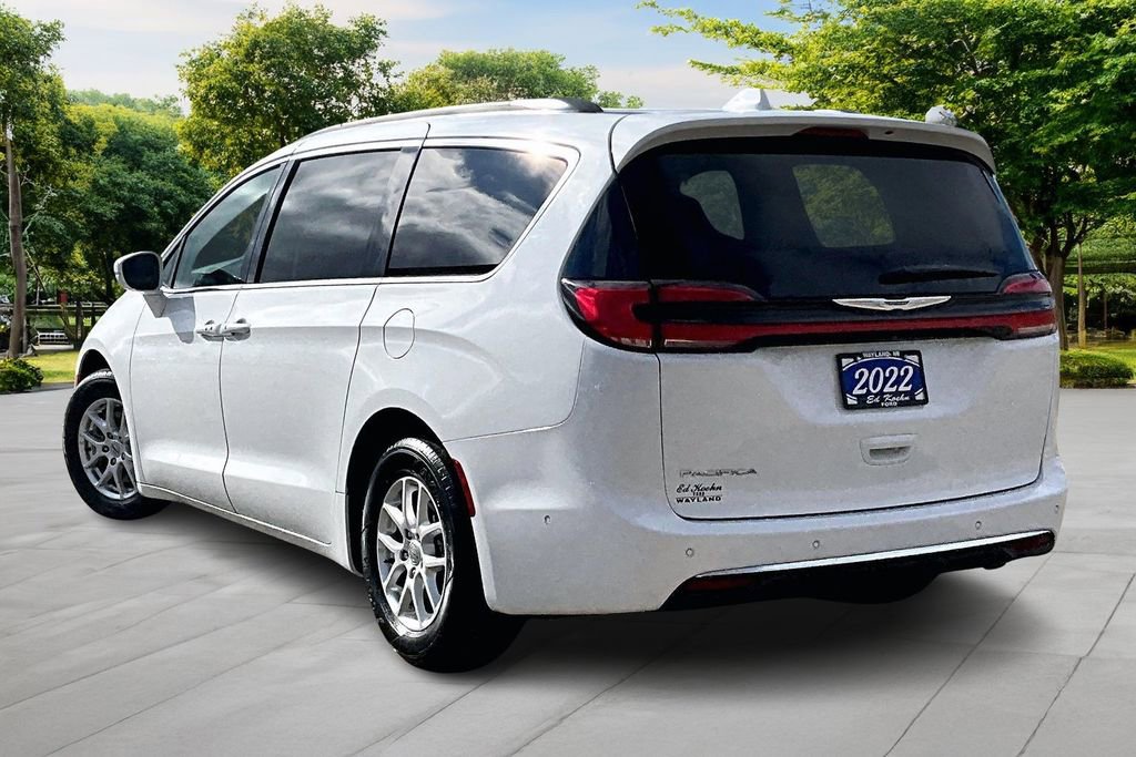 Used 2022 Chrysler Pacifica Touring-L w/ Uconnect Theater Family Group image 2
