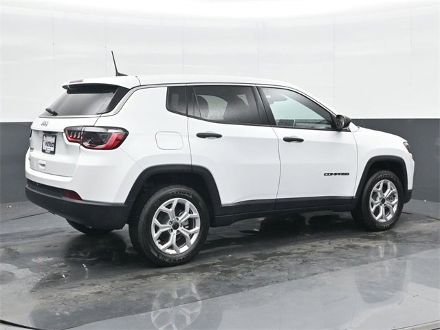 Used 2025 Jeep Compass Sport image 3