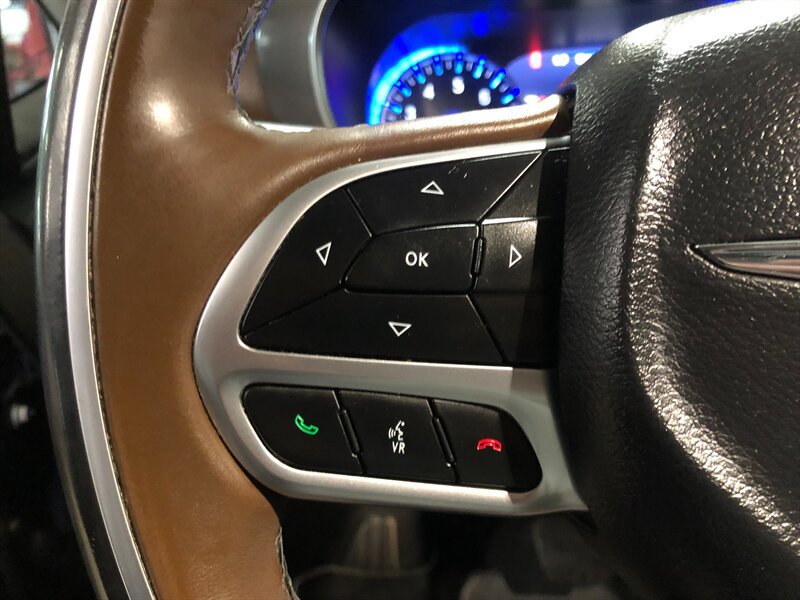 Used 2018 Chrysler Pacifica Limited w/ Tire & Wheel Group FWD image 11