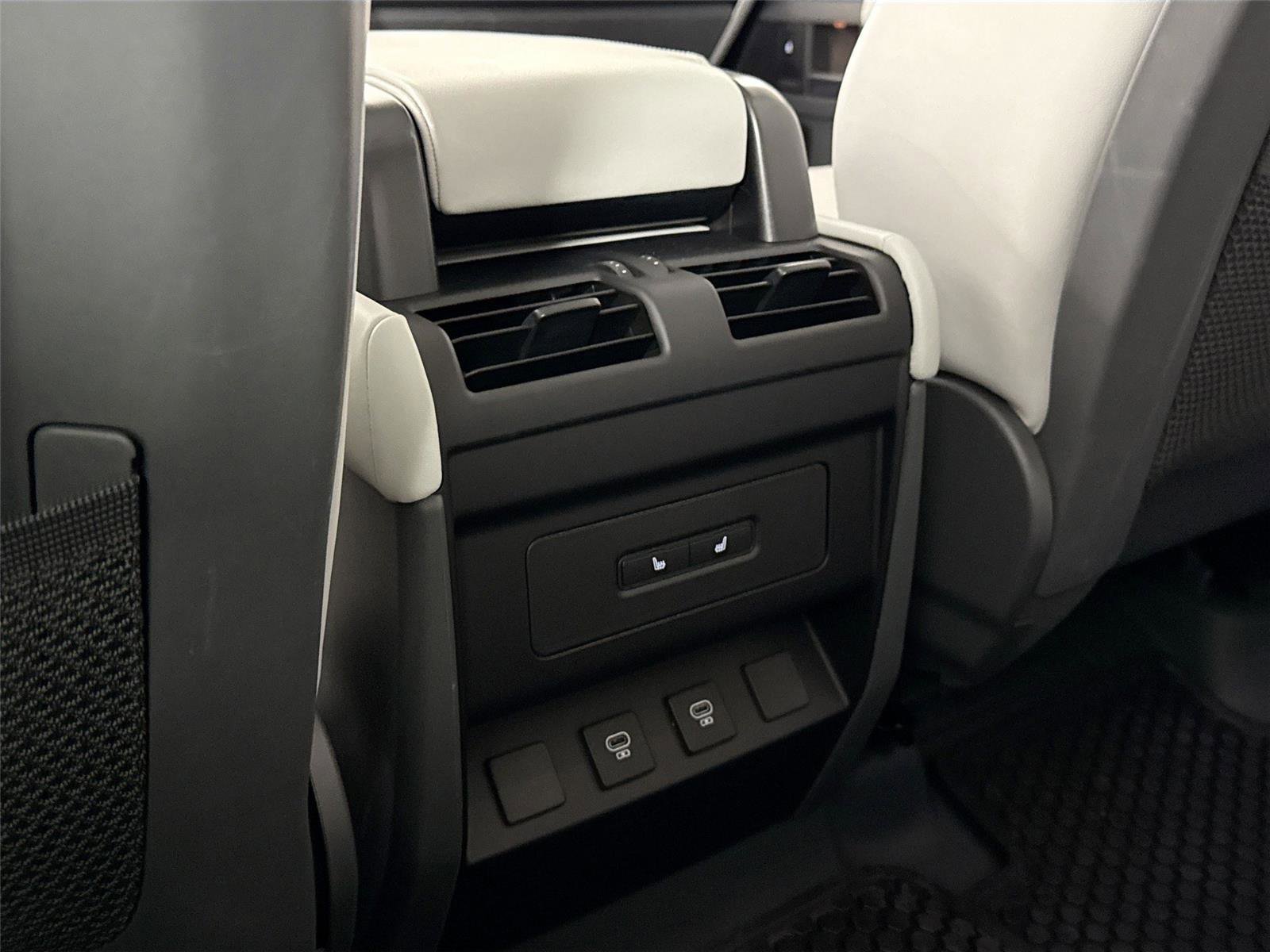 Used 2025 Land Rover Defender 110 X-Dynamic SE image 35