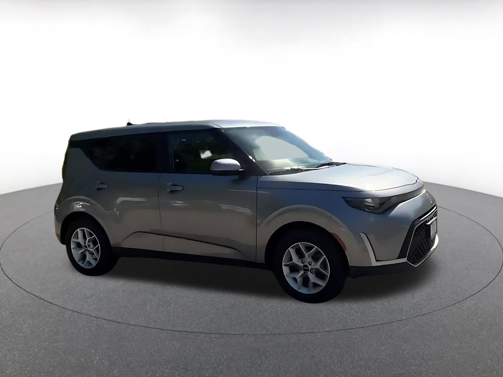 Used 2025 Kia Soul LX w/ LX Technology Package FWD image 2